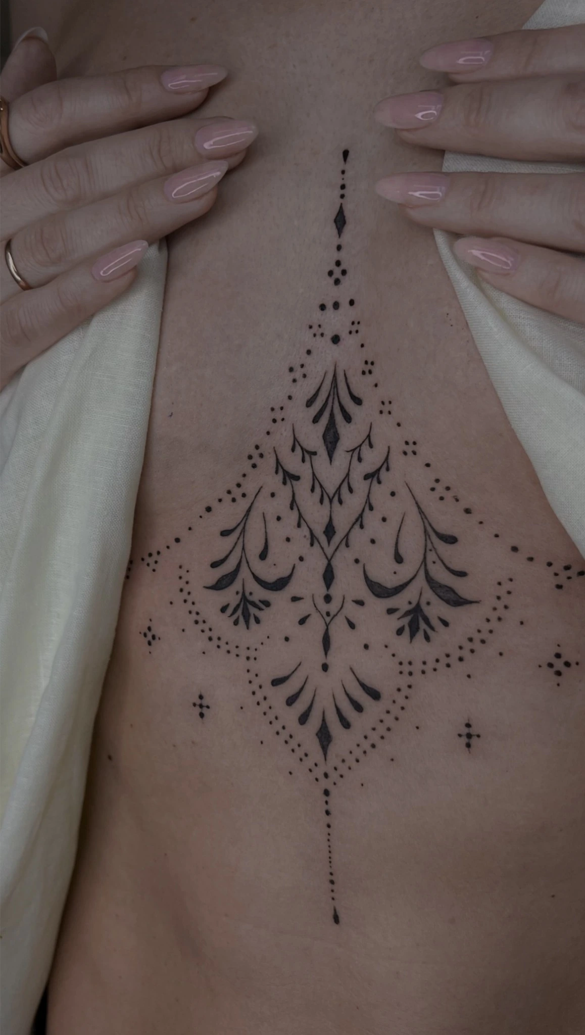 Composition ornementale sur le sternum