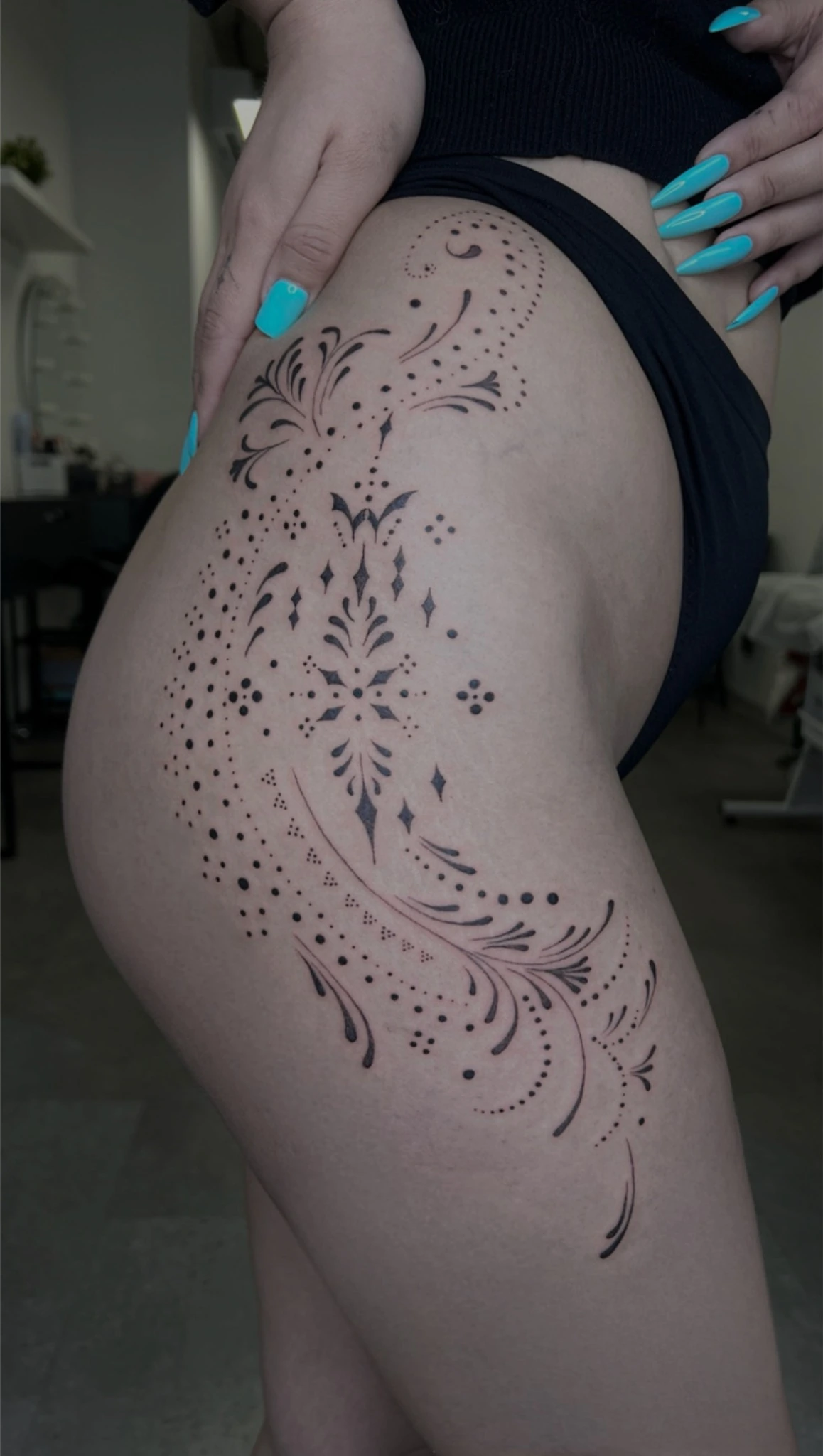 Grand tatouage ornemental sur la cuisse