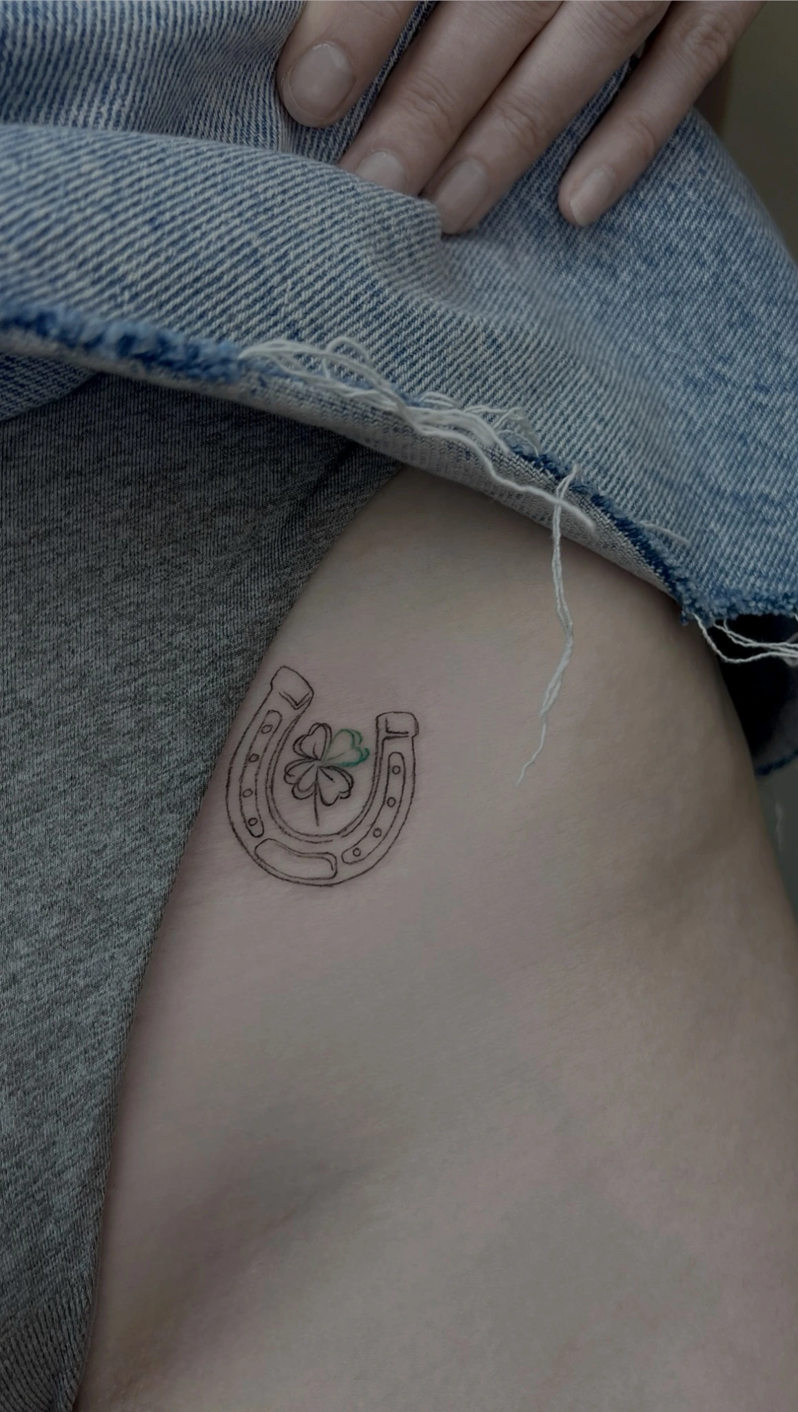 Cœur et fer à cheval sur la cuisse