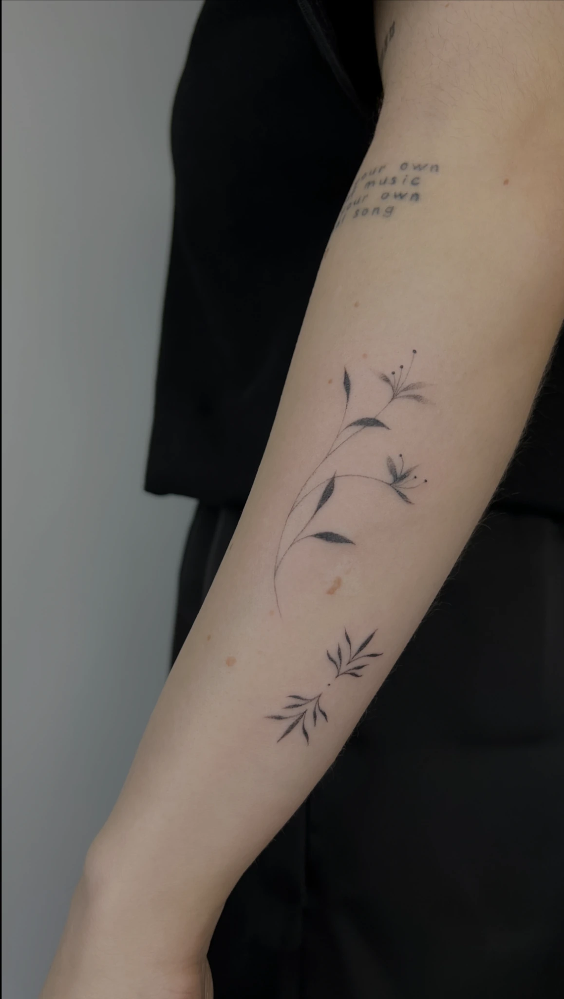 Branches et inscription sur le bras