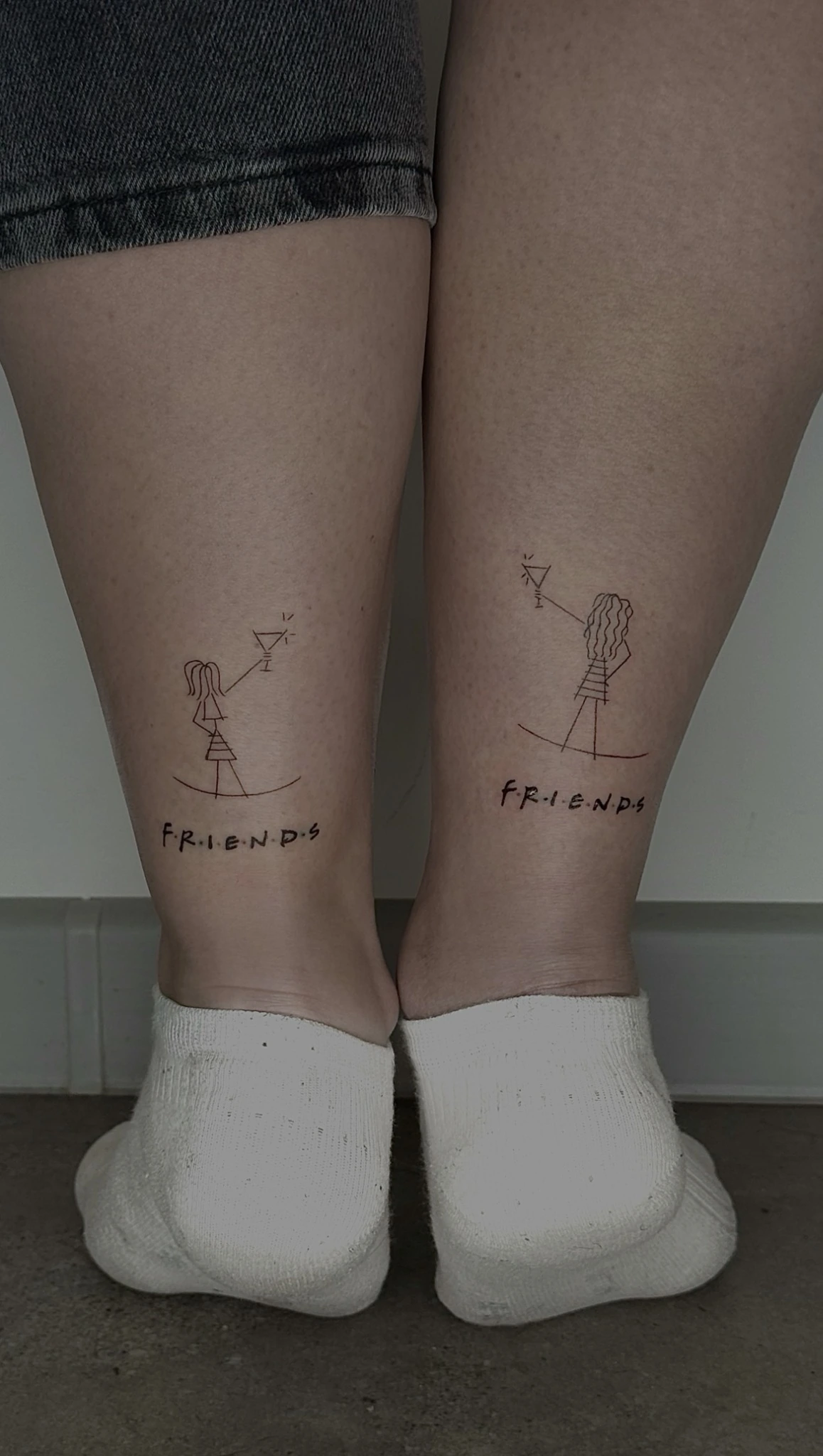 Tatouages assortis friends sur les jambes
