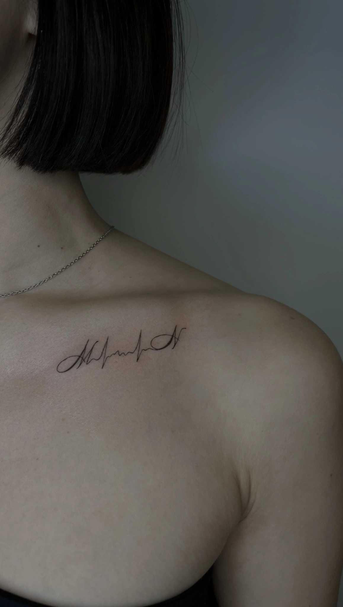 Inscription calligraphique près de la clavicule