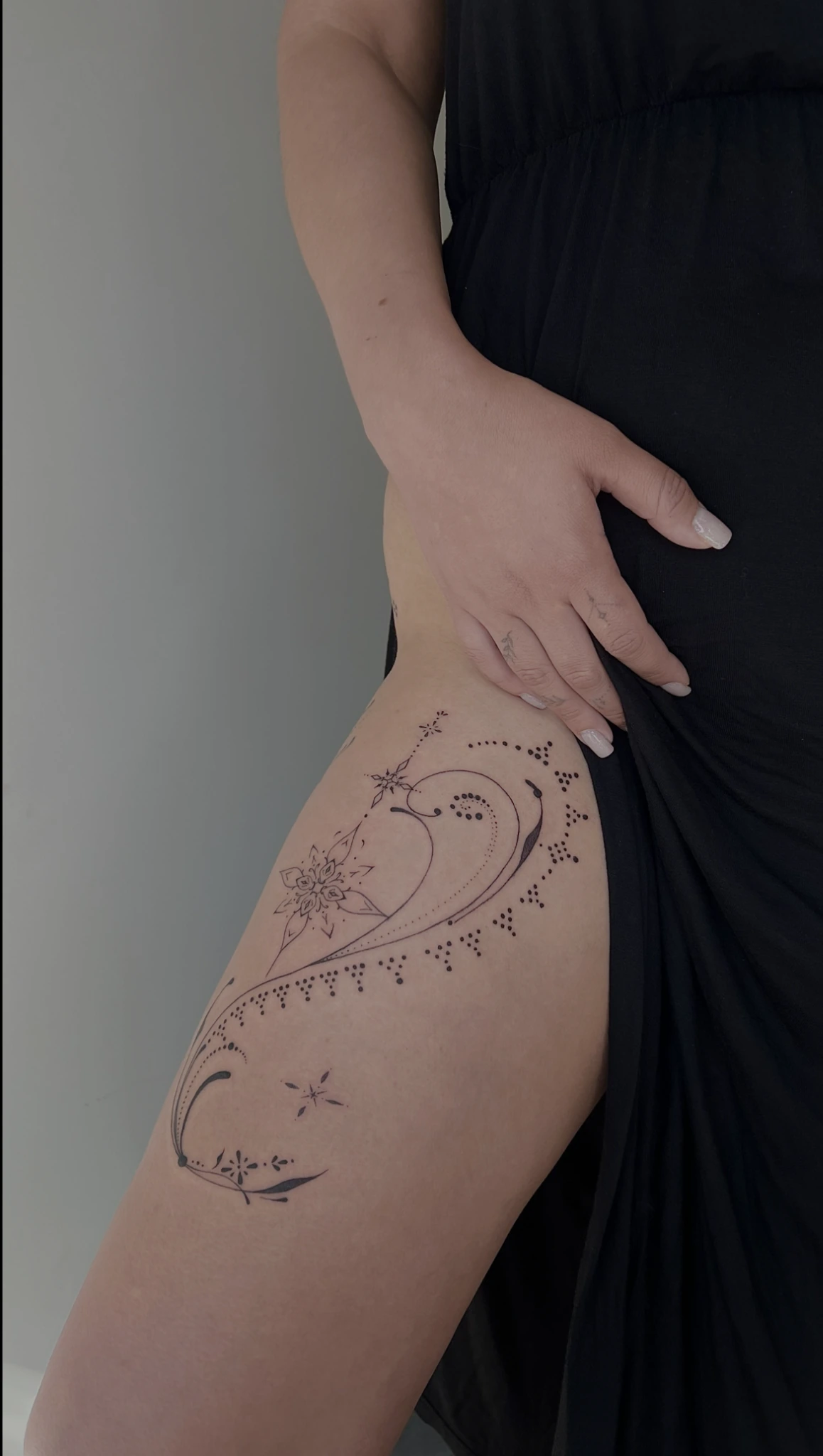 Composition ornementale sur la cuisse