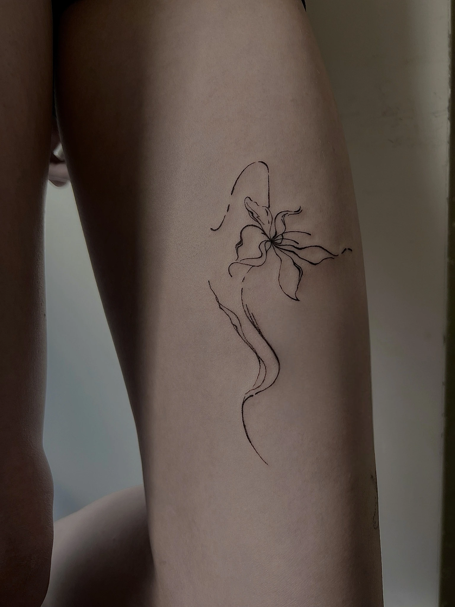 Fleur aux lignes fines sur le bras