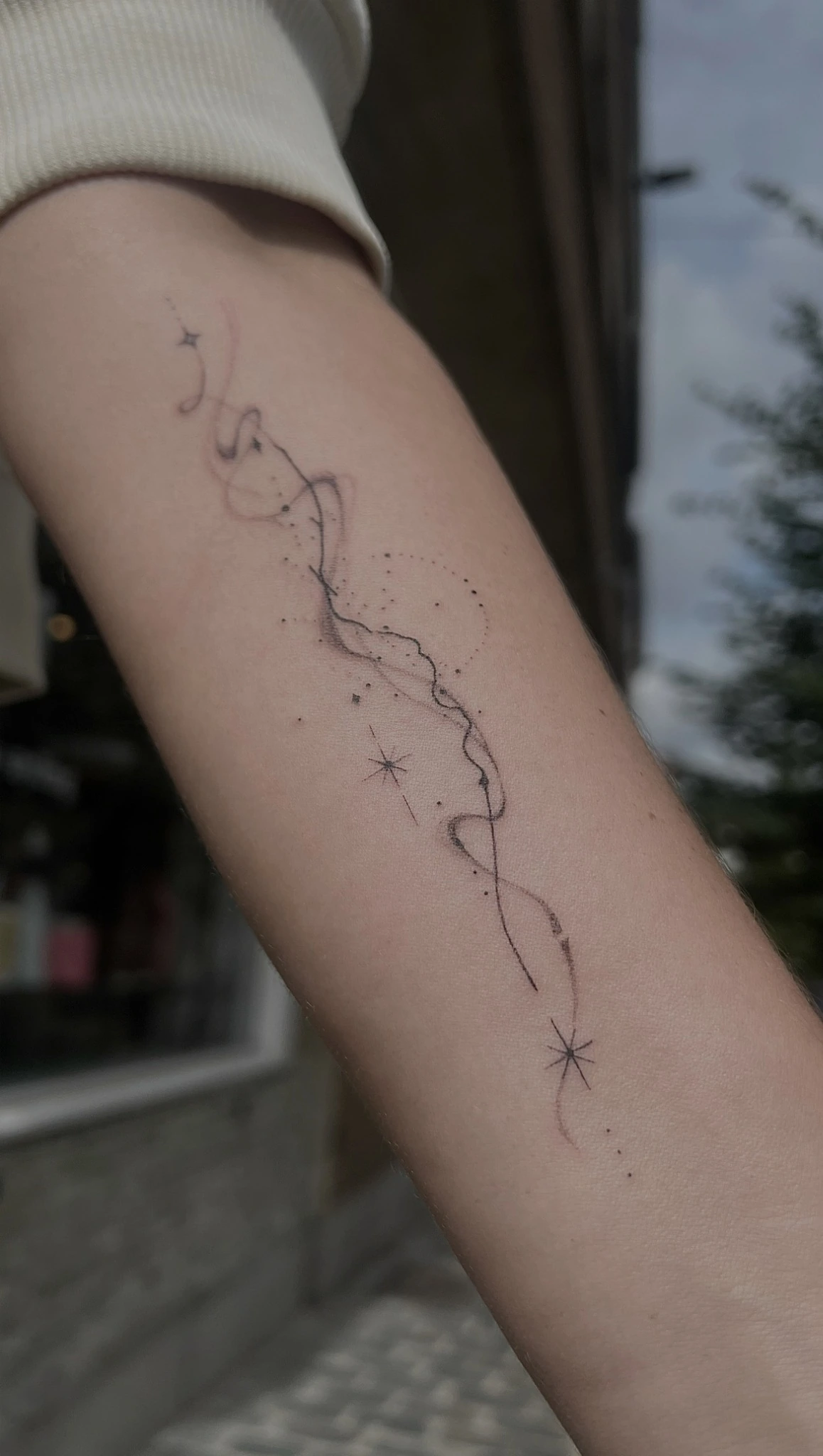 Composition abstraite avec étoiles sur le bras