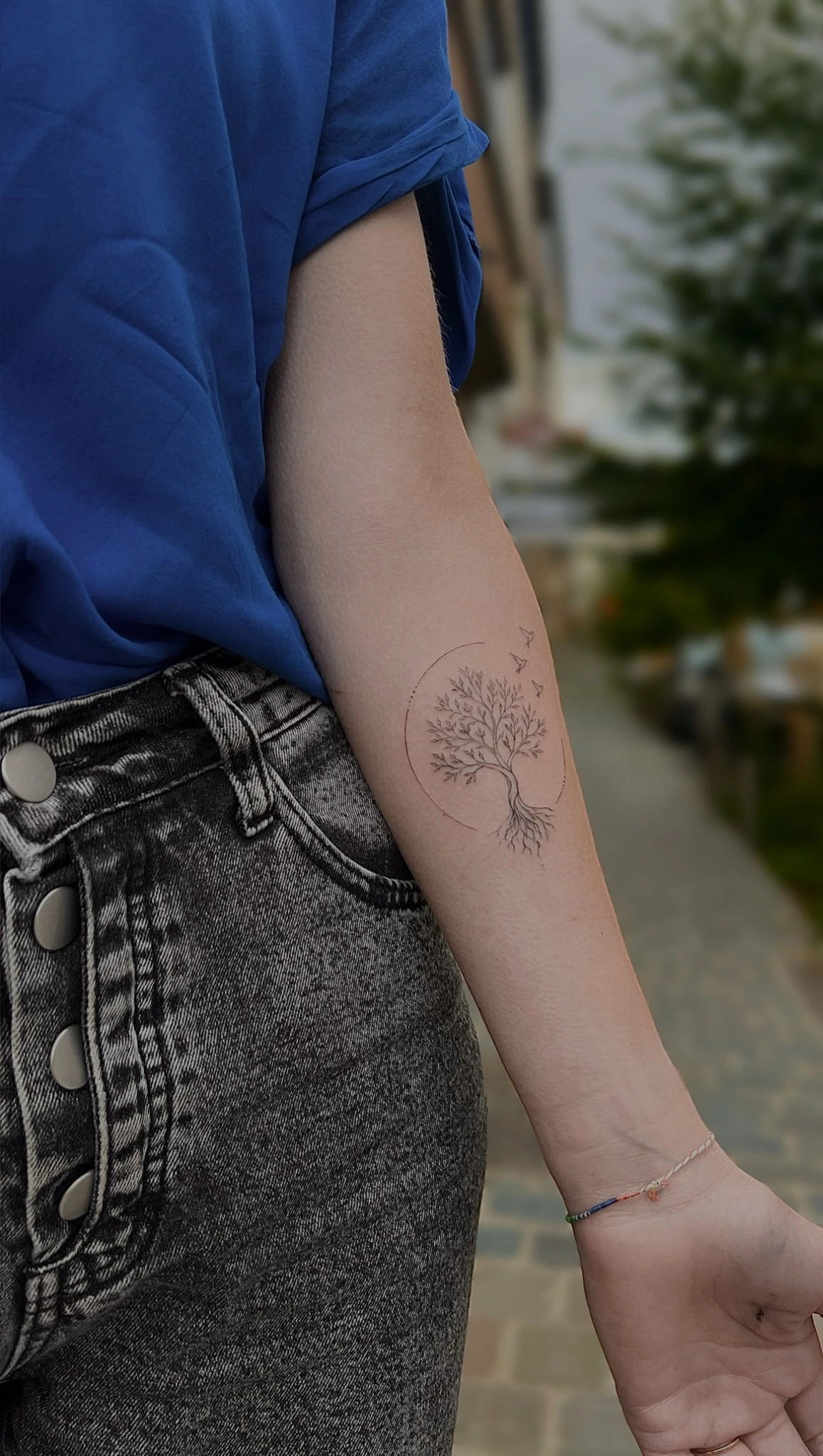 Petit tatouage floral sur le bras