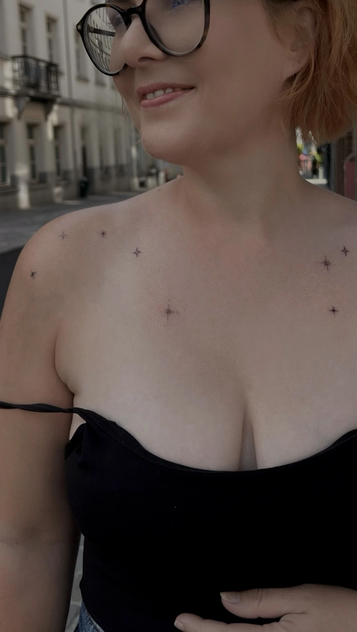 Petites étoiles près de la clavicule