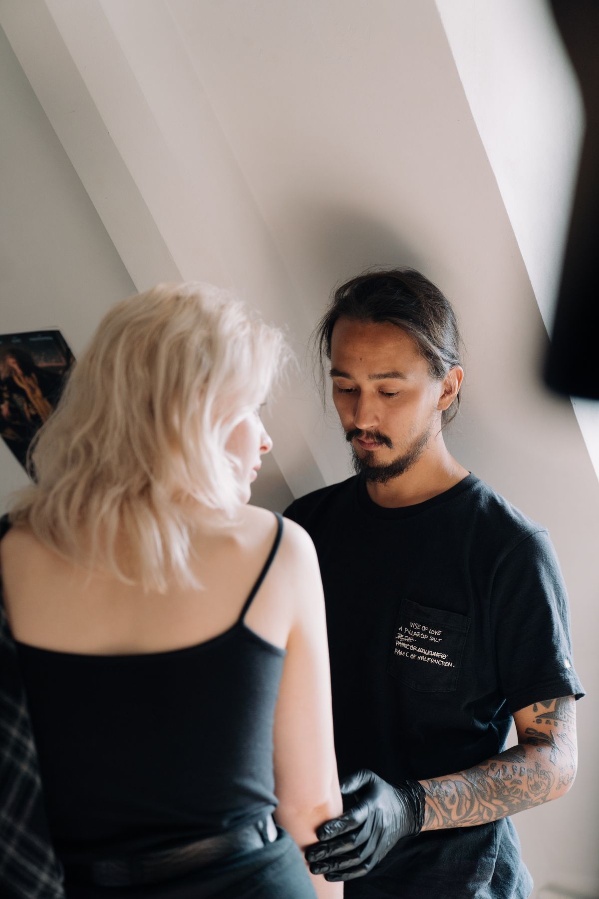 Photo de démonstration du travail dans un studio de tatouage